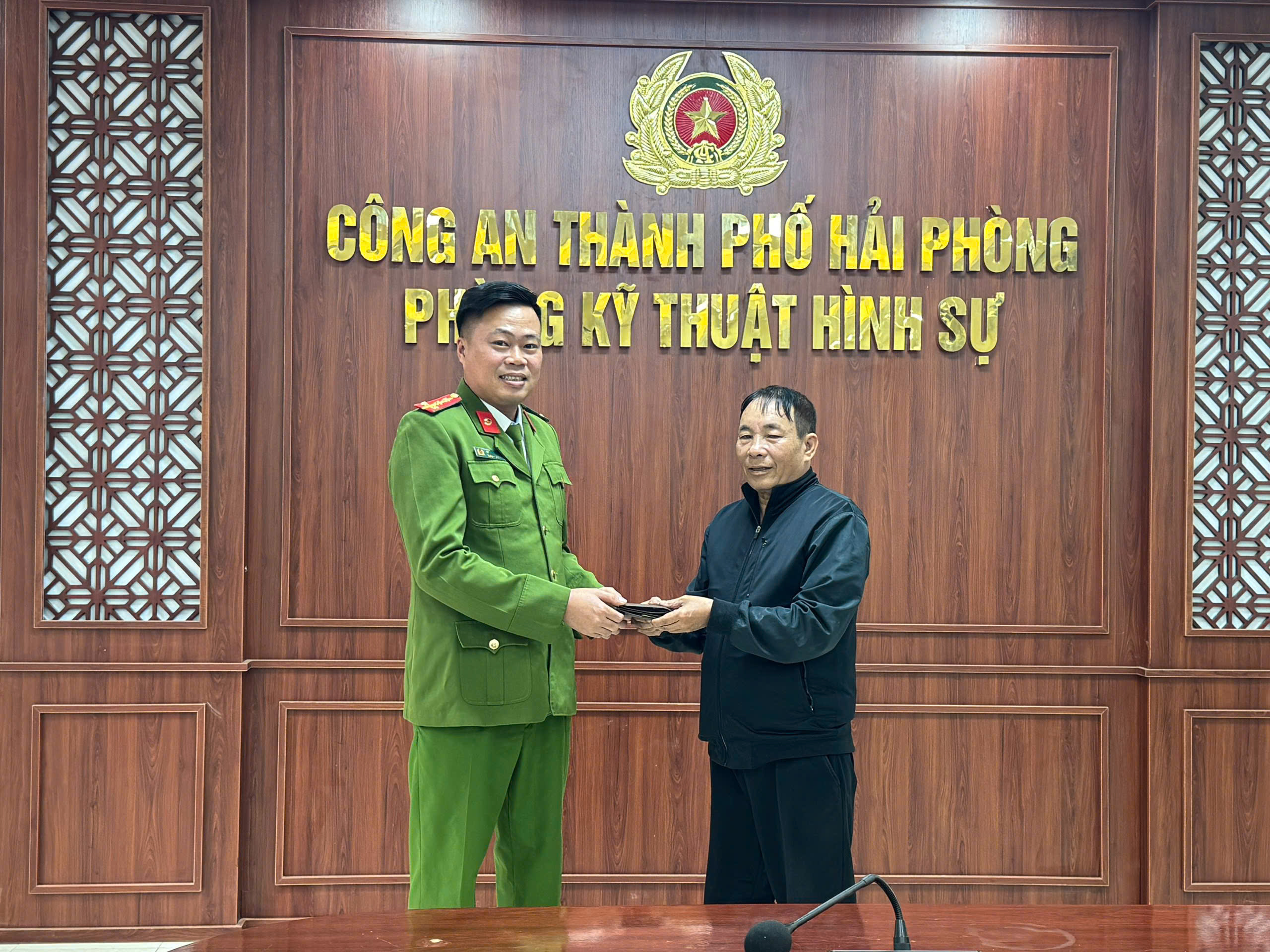 Cán bộ Phòng Kỹ thuật hình sự thiết thực với phong trào thi đua “Ba nhất”